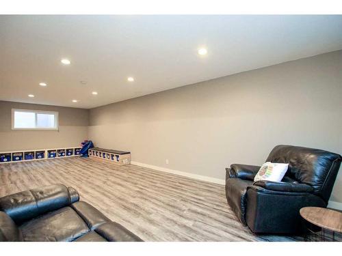 199 Cedar Square, Blackfalds, AB - Indoor Photo Showing Other Room