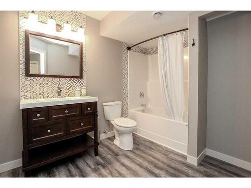 199 Cedar Square, Blackfalds, AB - Indoor Photo Showing Bathroom