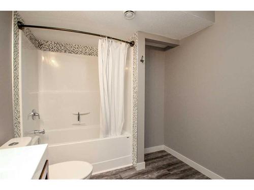 199 Cedar Square, Blackfalds, AB - Indoor Photo Showing Bathroom