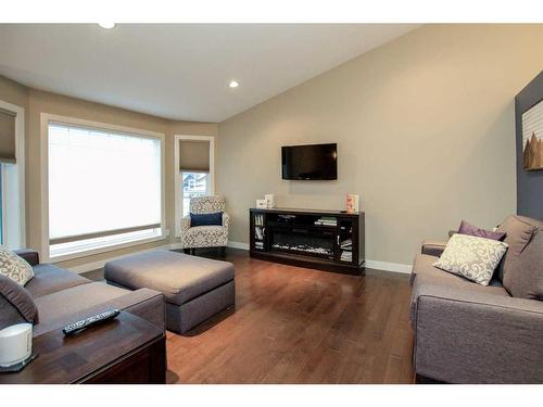 199 Cedar Square, Blackfalds, AB - Indoor Photo Showing Living Room