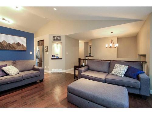 199 Cedar Square, Blackfalds, AB - Indoor Photo Showing Living Room