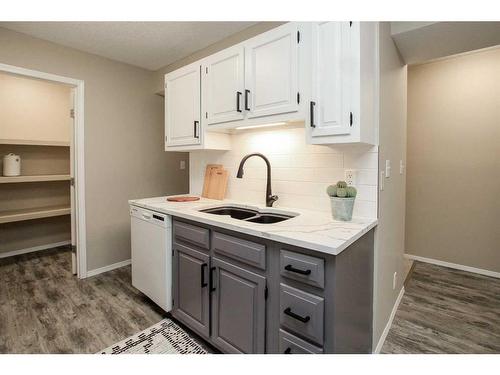 7-80 Piper Drive, Red Deer, AB - Indoor Photo Showing Kitchen With Double Sink