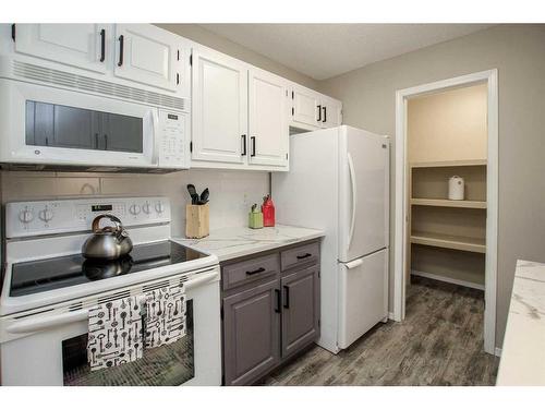 7-80 Piper Drive, Red Deer, AB - Indoor Photo Showing Kitchen