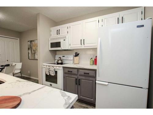 7-80 Piper Drive, Red Deer, AB - Indoor Photo Showing Kitchen