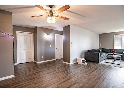 101-60 Lawford Avenue, Red Deer, AB - Indoor Photo Showing Living Room