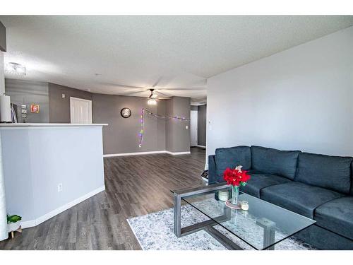 101-60 Lawford Avenue, Red Deer, AB - Indoor Photo Showing Living Room