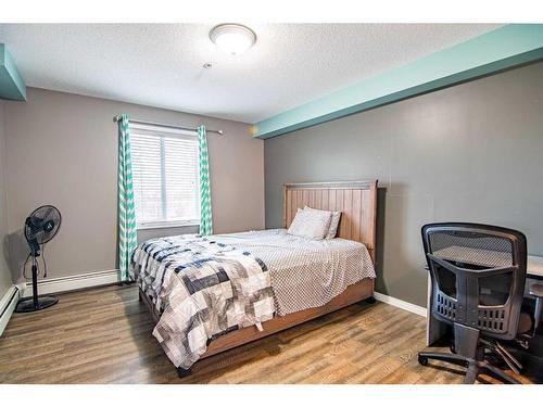 101-60 Lawford Avenue, Red Deer, AB - Indoor Photo Showing Bedroom