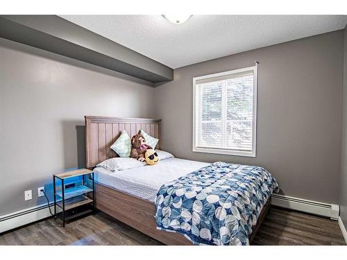 101-60 Lawford Avenue, Red Deer, AB - Indoor Photo Showing Bedroom