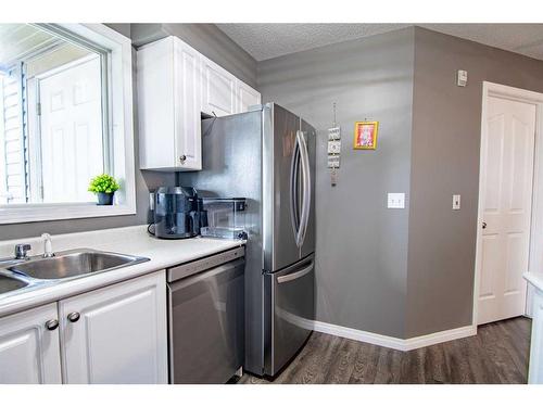 101-60 Lawford Avenue, Red Deer, AB - Indoor Photo Showing Kitchen