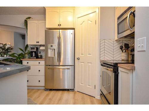 62 Joice Close, Red Deer, AB - Indoor Photo Showing Kitchen