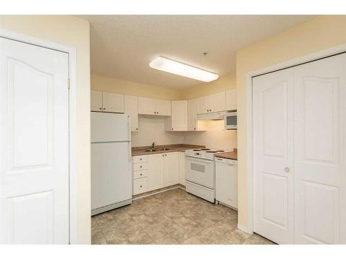 111-56 Carroll Crescent, Red Deer, AB - Indoor Photo Showing Kitchen With Double Sink