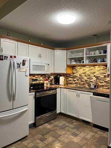 60 Cosgrove Close, Red Deer, AB - Indoor Photo Showing Kitchen