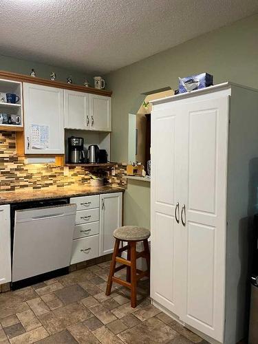 60 Cosgrove Close, Red Deer, AB - Indoor Photo Showing Kitchen