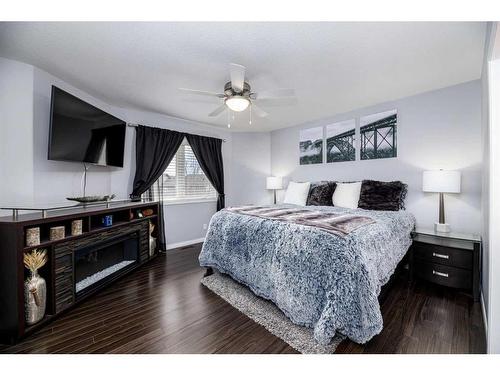 200 Kershaw Close, Red Deer, AB - Indoor Photo Showing Bedroom