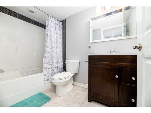 200 Kershaw Close, Red Deer, AB - Indoor Photo Showing Bathroom