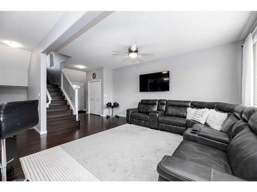 200 Kershaw Close, Red Deer, AB - Indoor Photo Showing Living Room