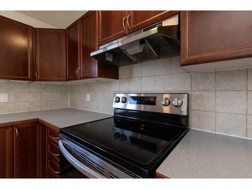 840 Osler Street, Carstairs, AB - Indoor Photo Showing Kitchen