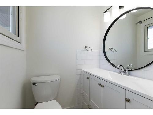 840 Osler Street, Carstairs, AB - Indoor Photo Showing Bathroom