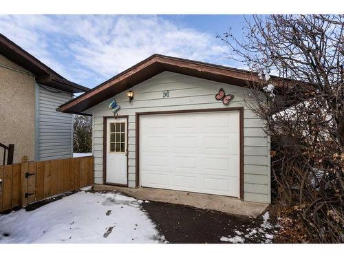 840 Osler Street, Carstairs, AB - Outdoor With Exterior