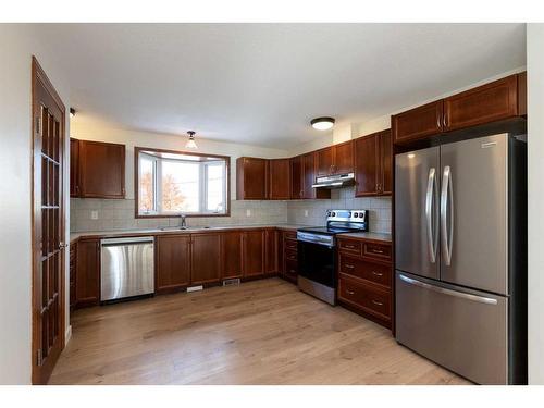 840 Osler Street, Carstairs, AB - Indoor Photo Showing Kitchen With Stainless Steel Kitchen