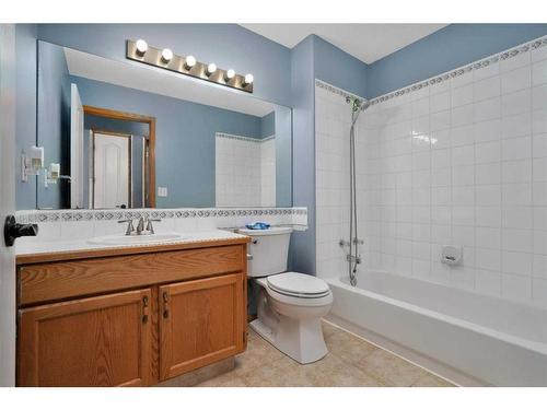 14 Hallgren Drive, Sylvan Lake, AB - Indoor Photo Showing Bathroom