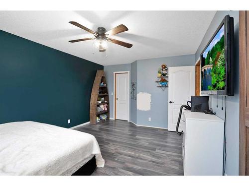 14 Hallgren Drive, Sylvan Lake, AB - Indoor Photo Showing Bedroom