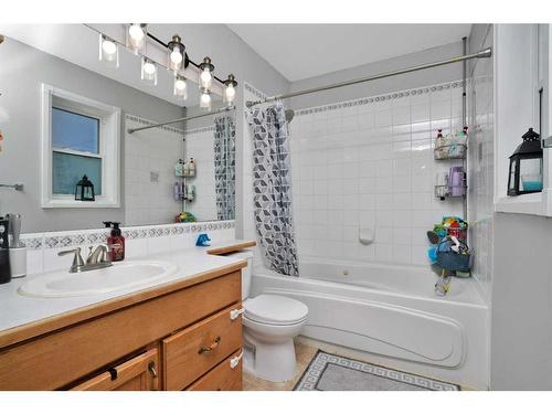 14 Hallgren Drive, Sylvan Lake, AB - Indoor Photo Showing Bathroom