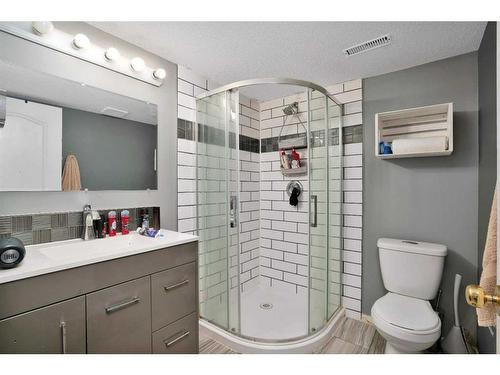 14 Hallgren Drive, Sylvan Lake, AB - Indoor Photo Showing Bathroom