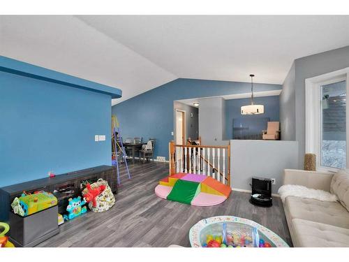 14 Hallgren Drive, Sylvan Lake, AB - Indoor Photo Showing Living Room