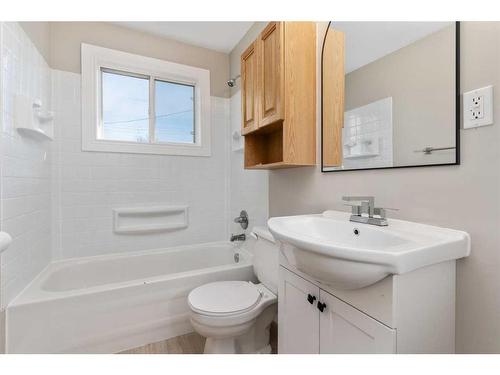 5007 43 Street, Camrose, AB - Indoor Photo Showing Bathroom