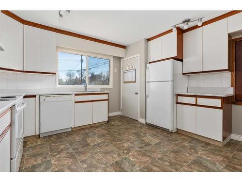 5007 43 Street, Camrose, AB - Indoor Photo Showing Kitchen