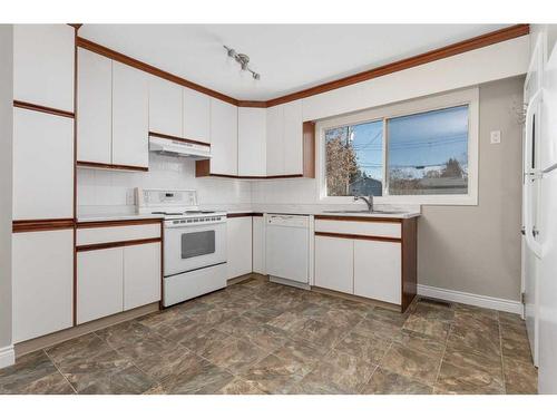 5007 43 Street, Camrose, AB - Indoor Photo Showing Kitchen