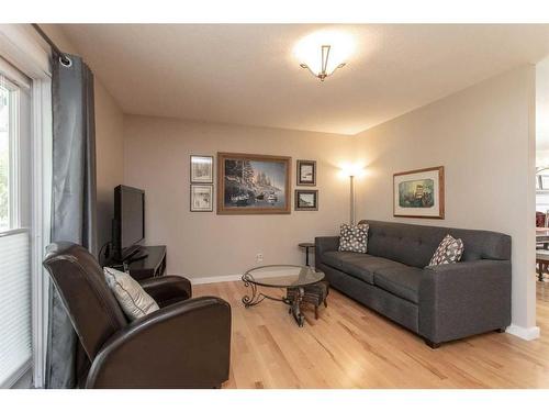 14 Pickwick Lane, Lacombe, AB - Indoor Photo Showing Living Room