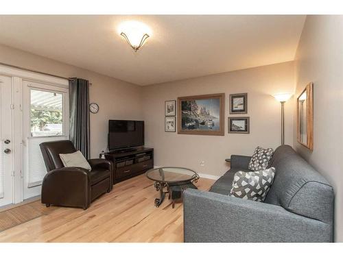 14 Pickwick Lane, Lacombe, AB - Indoor Photo Showing Living Room