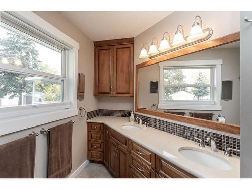 14 Pickwick Lane, Lacombe, AB - Indoor Photo Showing Bathroom