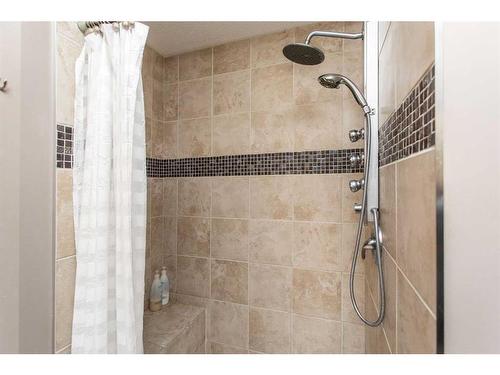 14 Pickwick Lane, Lacombe, AB - Indoor Photo Showing Bathroom