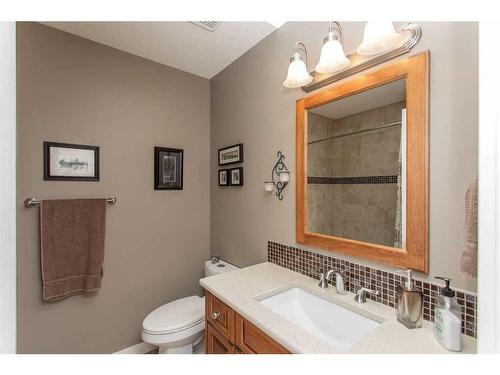 14 Pickwick Lane, Lacombe, AB - Indoor Photo Showing Bathroom