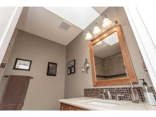 14 Pickwick Lane, Lacombe, AB - Indoor Photo Showing Bathroom