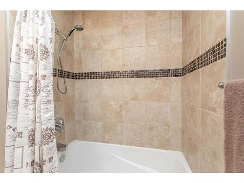 14 Pickwick Lane, Lacombe, AB - Indoor Photo Showing Bathroom