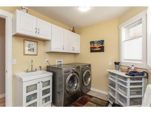 14 Pickwick Lane, Lacombe, AB - Indoor Photo Showing Laundry Room