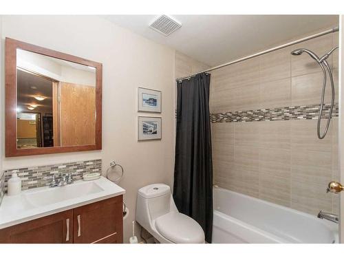 14 Pickwick Lane, Lacombe, AB - Indoor Photo Showing Bathroom