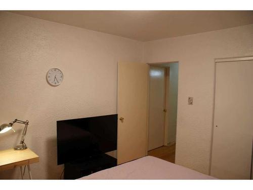 5230 4 Street Nw, Calgary, AB - Indoor Photo Showing Bedroom