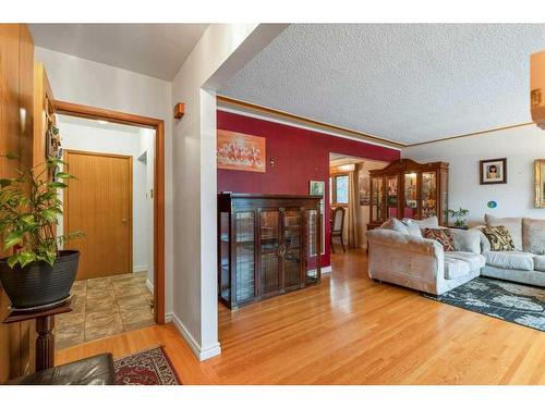 10621 60A Avenue Nw, Edmonton, AB - Indoor Photo Showing Living Room