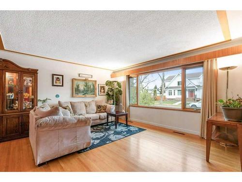 10621 60A Avenue Nw, Edmonton, AB - Indoor Photo Showing Living Room