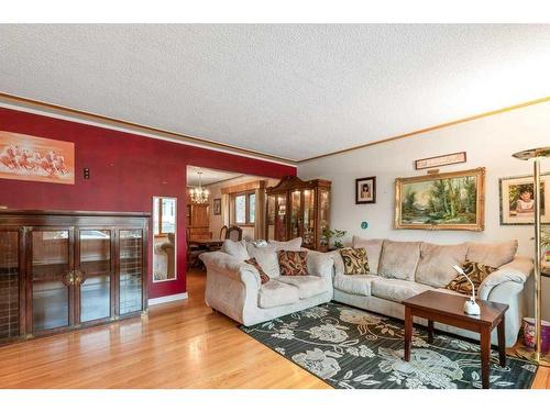 10621 60A Avenue Nw, Edmonton, AB - Indoor Photo Showing Living Room