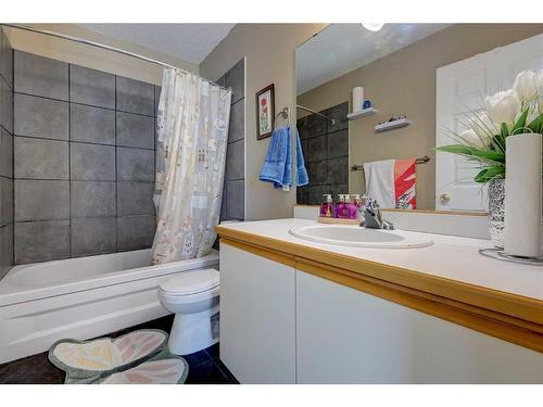 81 Kirsch Close, Red Deer, AB - Indoor Photo Showing Bathroom