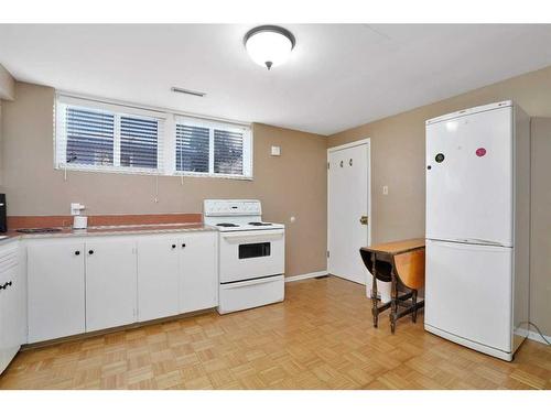 5713 West Park Crescent, Red Deer, AB - Indoor Photo Showing Kitchen