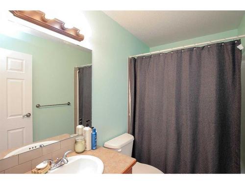 4905 Westbrooke Road, Blackfalds, AB - Indoor Photo Showing Bathroom