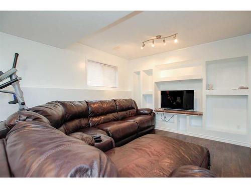 4905 Westbrooke Road, Blackfalds, AB - Indoor Photo Showing Living Room