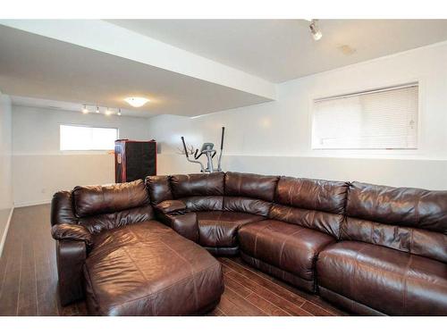 4905 Westbrooke Road, Blackfalds, AB - Indoor Photo Showing Living Room